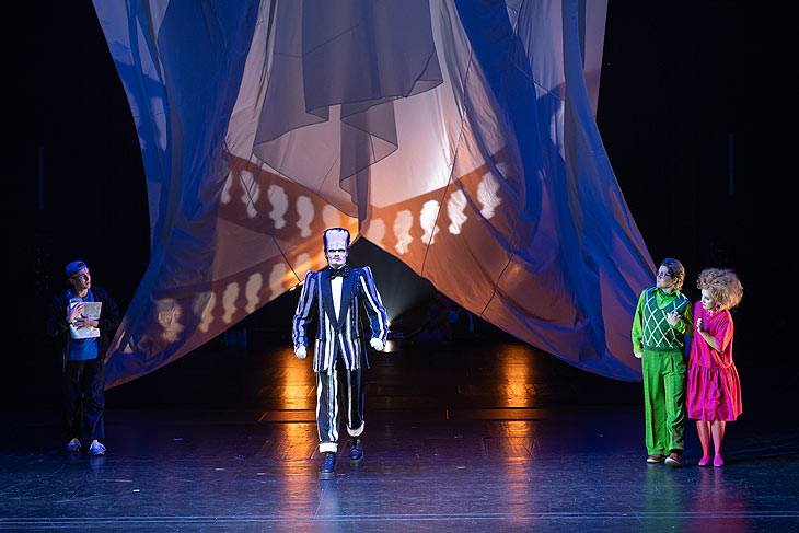 The Addams Family.  Lurch (Mitte) und die Familie Beineke - Theaterakademie August Everding (©Foto: Lioba Schoeneck)